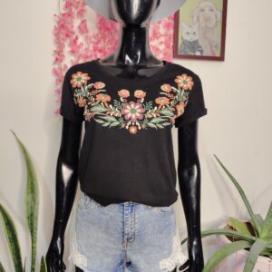 Camiseta negra básica floral