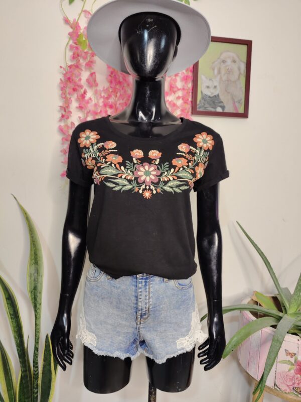 Camiseta negra básica floral