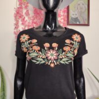 Camiseta negra básica floral