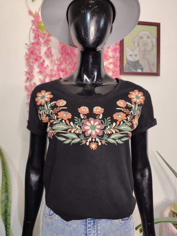 Camiseta negra básica floral