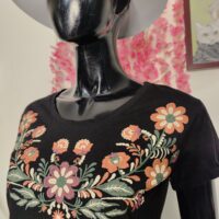 Camiseta negra básica floral
