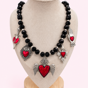 collar de corazones alados y cuentas negras