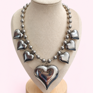 collar de corazones plateados brillantes